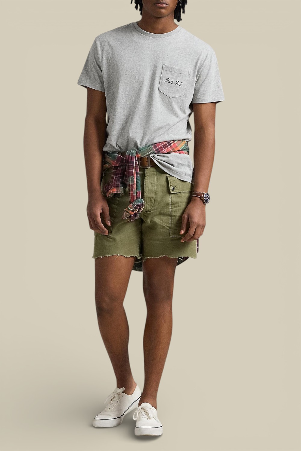 תמונת כל הלוק של חולצת טי